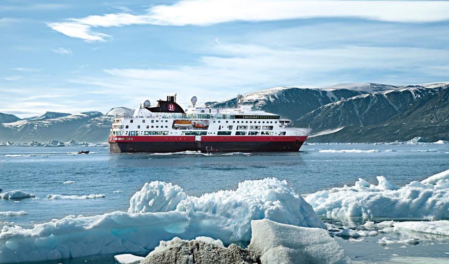 El MS Fram fondeando frente a los paisajes vírgenes de la Antártida MS FRAM CRUCEROS ANTARTIDA VIAJES DE EXPLORACION CONTINENTE HELADO AVENTURA VIAJES DE AVENTURA VIAJES A MEDIDA HURTIGRUTEN